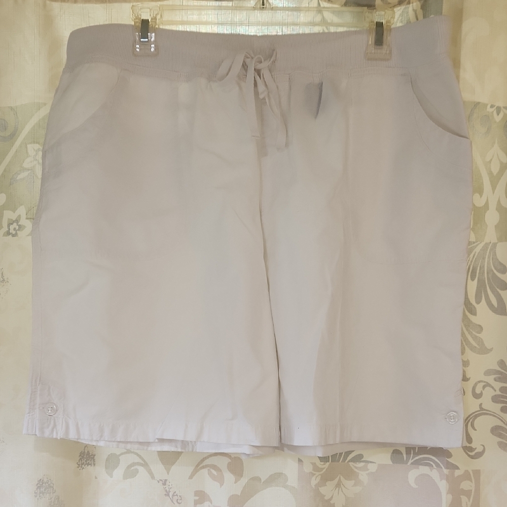 COPY - Erika White Bermuda Shorts Casual Style